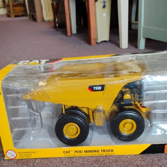 1:50 Scale CAT 793D Mining Truck
